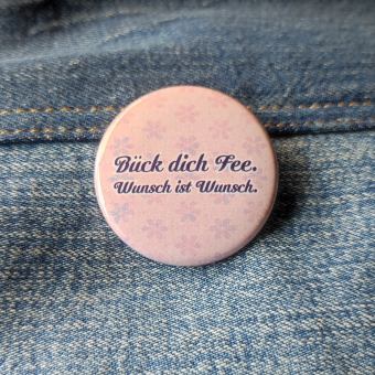 Ansteckbutton Bück dich Fee, Wunsch ist Wunsch. auf Jeans